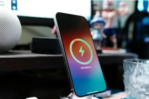 兴县苹果15换屏服务分享用什么充电器给iPhone15充电更好 